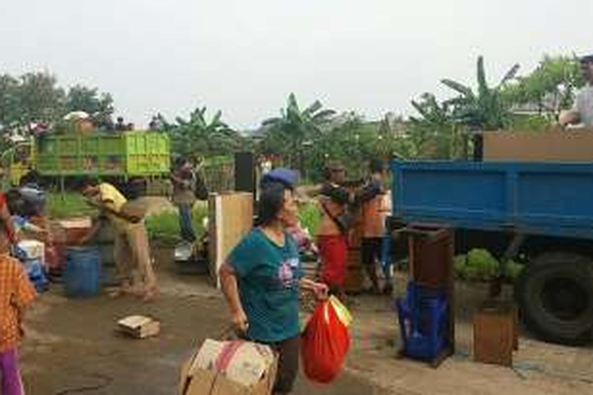 Sejumlah warga Kalijodo sedang membereskan barang-barangnya untuk dibawa ke hunian barunya masing-masing di Rusun Marunda, Jakarta Utara, Selasa (23/2/2016).