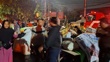 Kebakaran Kampung Pasar Jiung Kemayoran, Warga Terobos Asap Amankan Barang Berharga