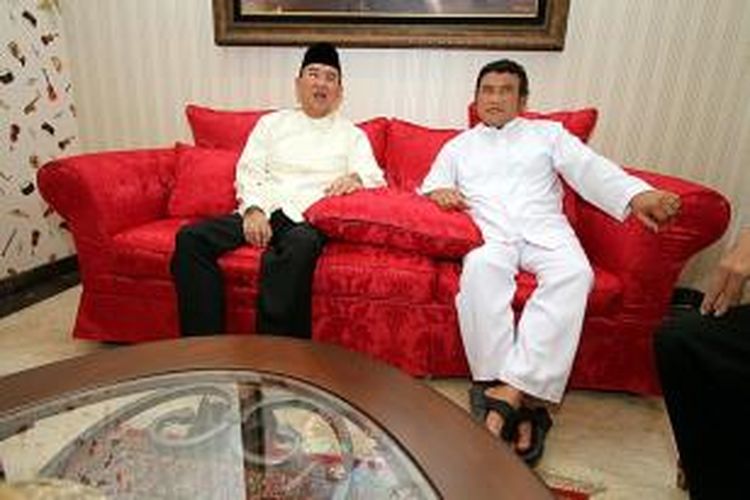 Ketua Umum DPP Partai Persatuan Pembangunan, Suryadharma Ali (kiri), berbincang dengan musisi Rhoma Irama (kanan), di kediaman Rhoma, Jalan Pondok Jaya VI, Jakarta Selatan, Minggu (12/8/2012).