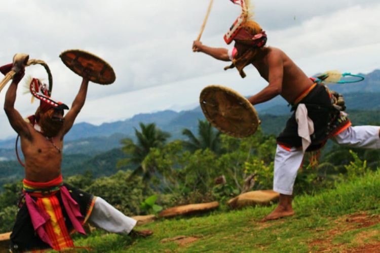 Tarian Adat Caci yang bisa disaksikan wisatawan di Desa Adat Melo, Liang Ndara, Manggarai Barat, Pulau Flores, NTT, Rabu (29/11/2018). 