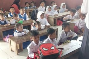 Sekolah Ambruk, Puluhan Siswa SD di Bangkalan Numpang Belajar di Gedung Madrasah