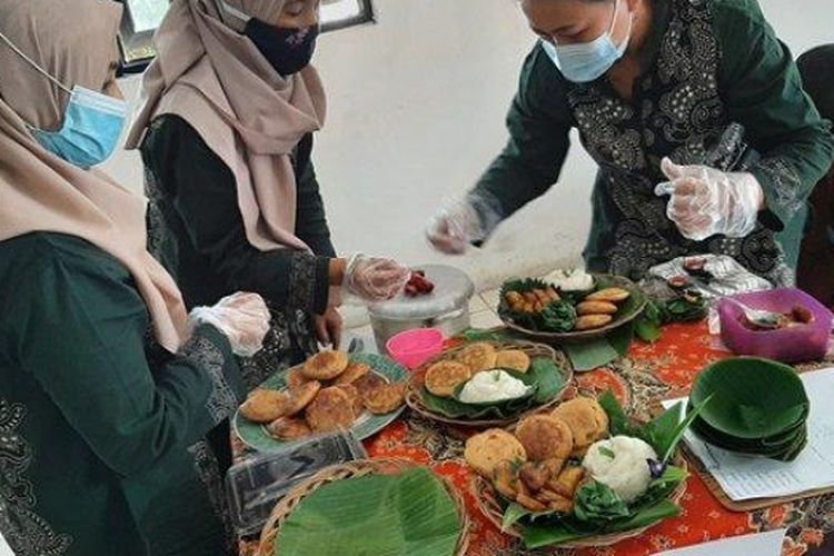 Warga Kampung Mangkukusuman, Gondokusuman, Kota Yogya menggelar Festival Apeman Minggu (4/4/2021). Kegiatan ini bersumber dari tradisi masyarakat Jawa yang dilaksanakan saat bulan Ruwah yaitu bulan menjelang bulan Ramadhan. 