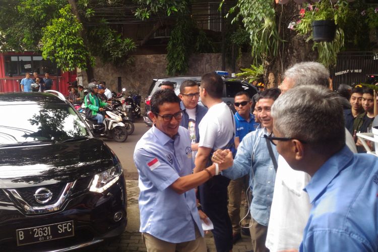 Calon wakil presiden nomor urut 02, Sandiaga Uno, saat disambut kelompok alumni PL di kawasan Jakarta Selatan, Rabu (13/2/2019).