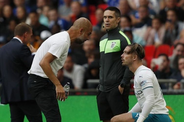 Pelatih Manchester City Pep Guardiola bersama rekrutan anyar klub, Jack Grealish, pada laga Community Shield Leicester City di Stadion Wembley, London, Sabtu (7/8/2021) malam WIB.