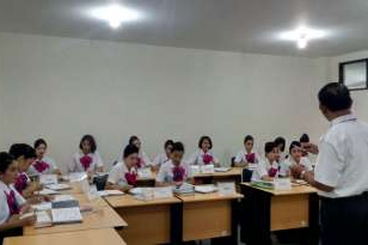 Suasana Kelas Pramugari di Pusat Pelatihan  Pramugari, Komplek Lion City Balaraja Tangerang Banten (14/4/2016)