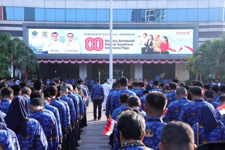 Menteri Ketenagakerjaan (Menaker) Yassierli memimpin upacara peringatan HUT ke-80 Republik Indonesia di Plaza Kemenaker, Jakarta, Minggu (17/8/2025).