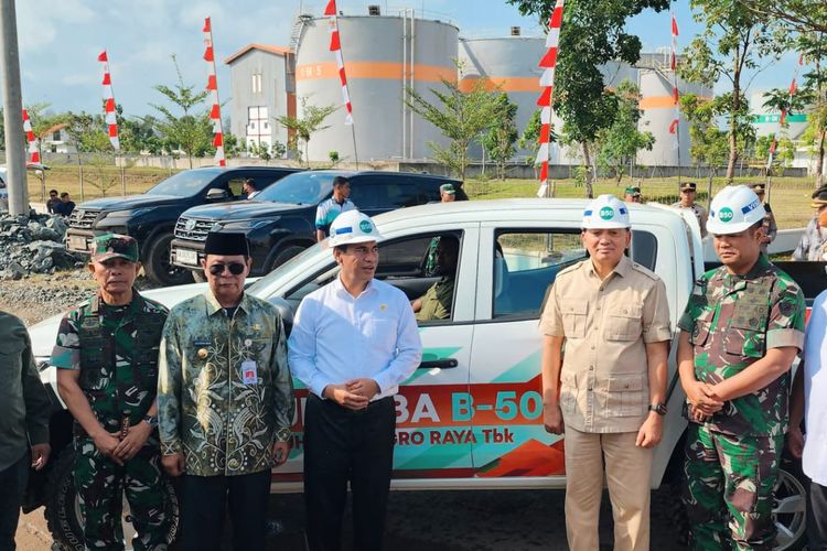 Mentan Andi Amran Sulaiman dan Ketua Working Group B50 Andi Nur Alam Syah saat launching B50 di Batulicin, Tanah Bumbu, Minggu (18/9/2024).