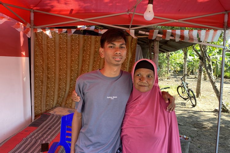 Korban Tragedi Kanjuruhan asal Sidoarjo, Vicky bersama ibunya