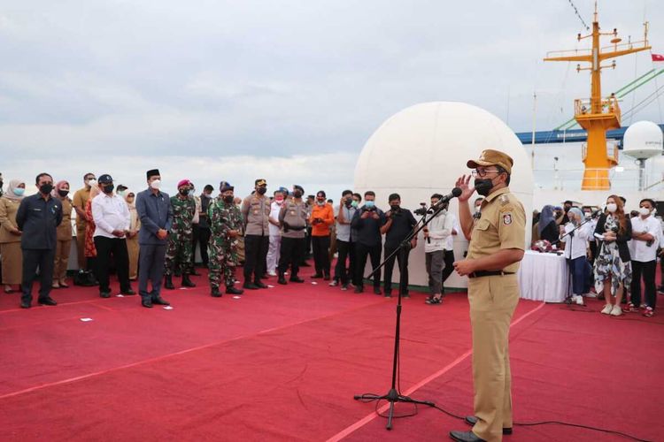 Wali Kota Makassar, Mohammad Ramadhan 'Danny' Pomanto resmi menghentikan isolasi apung di Kapal Umsini, Senin (20/9/2021)