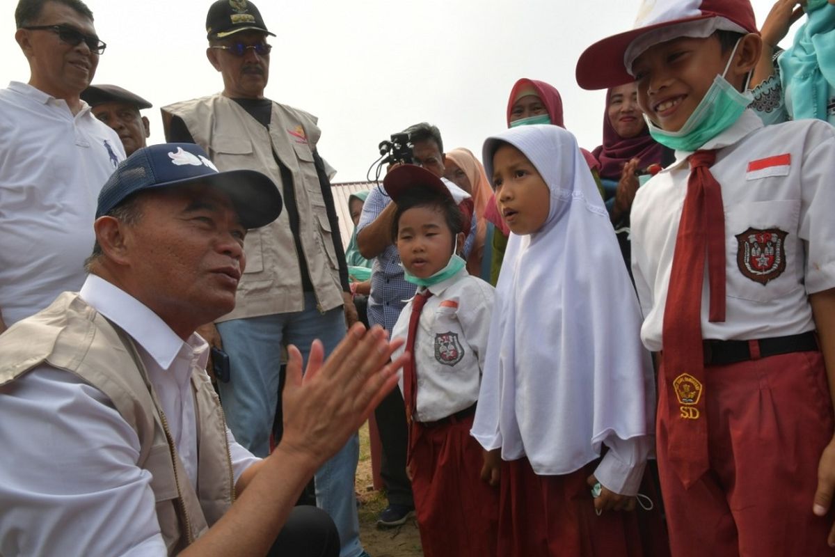 Mendikbud Muhadjir Effendy saat berkunjung ke Kampung Segeram, Desa Sedanau, Kecamatan Bunguran Barat, Kabupaten Natuna, Kepulauan Riau, Kamis (19/9/2019).