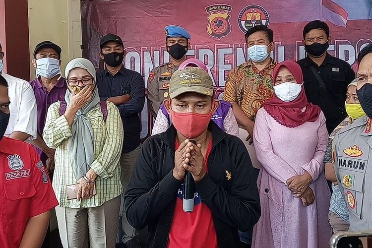 Pelaku bullying bernama Ajat Sudrajat diamankan polisi untuk mediasi dan menjelaskan awal mula kasus tersebut di Mapolres Bogor, Cibinong, Kabupaten Bogor, Jawa Barat, Jumat (23/4/2021).