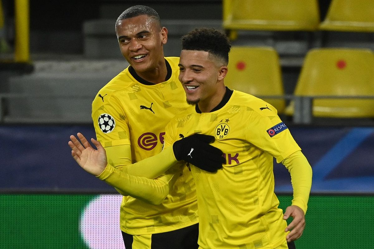 Winger Borussia Dortmund, Jadon Sancho (kanan), saat merayakan gol ke gawang Club Brugge (Belgia) pada laga lanjutan matchday keempat Liga Champions di Stadion Signal Iduna Park, Rabu (25/11/2020) dini hari WIB.