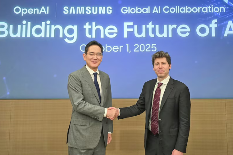 Samsung Electronics Chairman Lee Jae-yong (kiri) berjabat tangan dengan CEO OpenAI, Sam Altman (kanan), dalam acara penandatanganan kolaborasi antara Samsung dan OpenAI, di kantor pusat Samsung, Seoul, Korea Selatan.