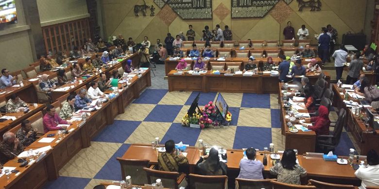 Menteri Kesehatan Republik Indonesia Terawan Agus Putranto rapat kerja bersama Komisi IX DPR di Kompleks Parlemen, Senayan, Jakarta, Selasa (5/11/2019).