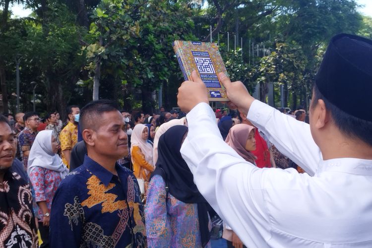KPU Jakarta Pusat melantik 21.903 anggota KPPS di Taman Menteng, Jakarta Pusat, Kamis (25/1/2024)
