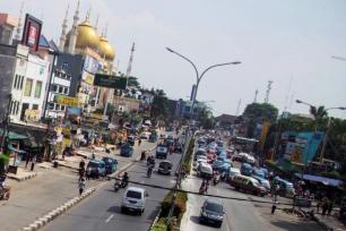 Jalan Margonda Raya, Depok, Jawa Barat, Rabu (9/10/2013). Jalan utama di kota ini tidak memiliki ruang hijau. Kondisi diperparah dengan kemacetan lalu lintas yang sering terjadi.