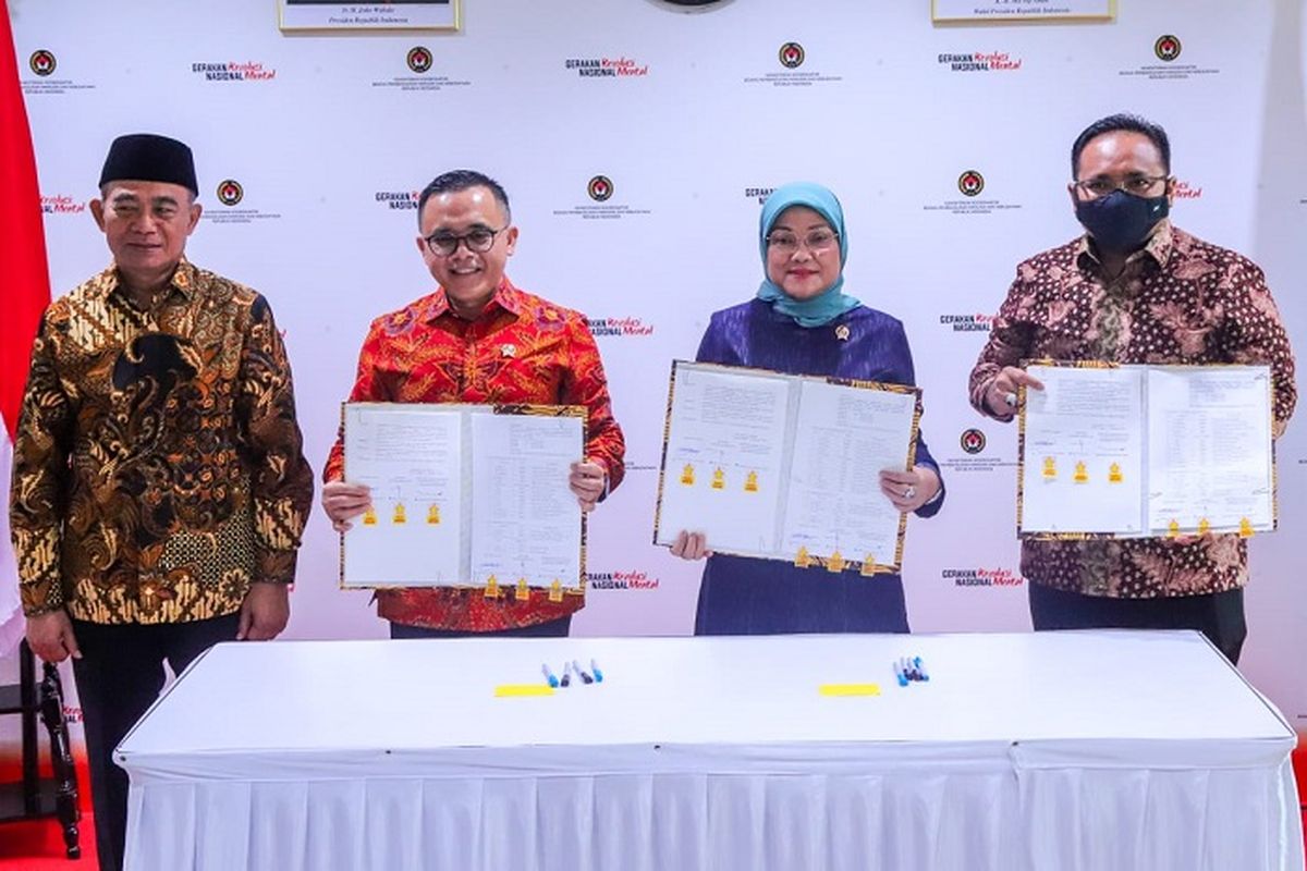 Pemerintah bersama dengan Menteri Agama (Menag), Menteri Ketenagakerjaan (Menaker), dan Menteri Pendayagunaan Aparatur Negara dan Reformasi Birokrasi (MenPANRB) telah menetapkan 24 hari libur nasional dan cuti bersama 2023 yang tertuang dalam surat keputusan bersama (SKB) tiga menteri. 