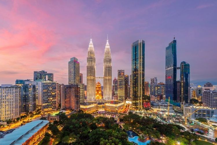 Suasana romantis kala senja di Kuala Lumpur, Malaysia.