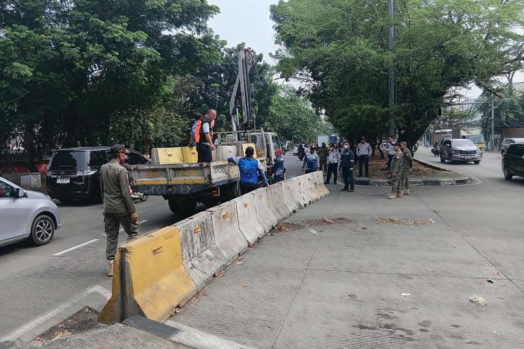 Ulah Pak Ogah Lempar Batu ke Mobil Berujung Putaran Balik di Jakbar Ditutup