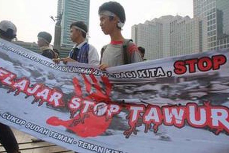 Siswa sekolah menengah dalam aksi solidaritas pelajar Jakarta membawa spanduk stop tawuran berkeliling Bundaran Hotel Indonesia, Jakarta, Sabtu (29/9/2012).  Menurut mereka, aksi tawuran pelajar yang terjadi saat ini disebabkan oleh kegagalan sistem pendidikan Indonesia.
