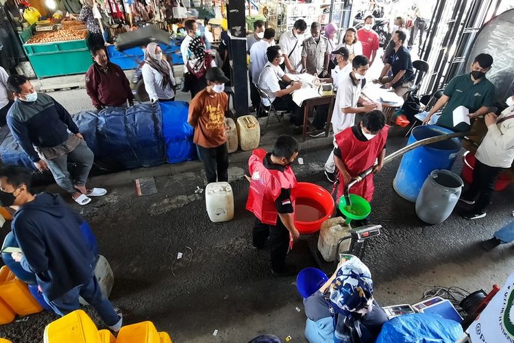 Para pedagang menyerbu operasi pasar harga minyak goreng curah murah khusus pedagang sesuai HET untuk dijual kembali oleh Kemendag RI di Pasar Cikurubuk, Kota Tasikmalaya, Rabu (16/3/2022).