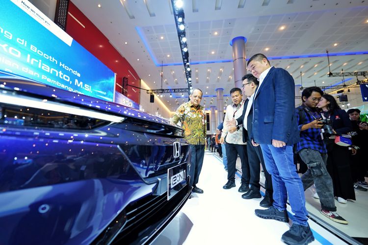 Honda pamerkan Civic hybrid ke publik untuk pertama kalinya pada IIMS Surabaya 2025