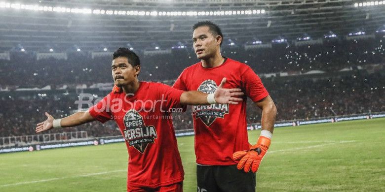 Pemain Persija Jakarta, Bambang Pamungkas dan Andritany Ardhiyasa, merayakan kemenangan timnya di final Piala Presiden 2018 atas Bali United di Stadion Utama GBK pada Sabtu (17/2/2018).