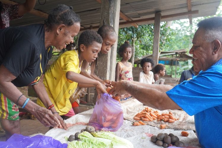 Penjabat Gubernur Papua Barat Paulus Waterpauw saat membeli hasil kebun mama papua