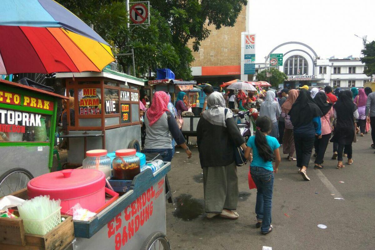 Kondisi jalan Kota Tua yang dipadati para pedagang kaki lima (PKL).