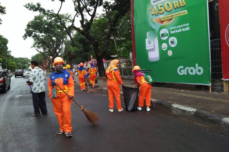 Usai menunaikan shalat Idul Fitri, puluhan petugas yang tergabung dalam Satgas Kebersihan Kota Makassar langsung bertugas mengumpulkan koran bekas alas shalat ID di Lapangan Karebosi, Rabu (5/6/2019) pagi. 