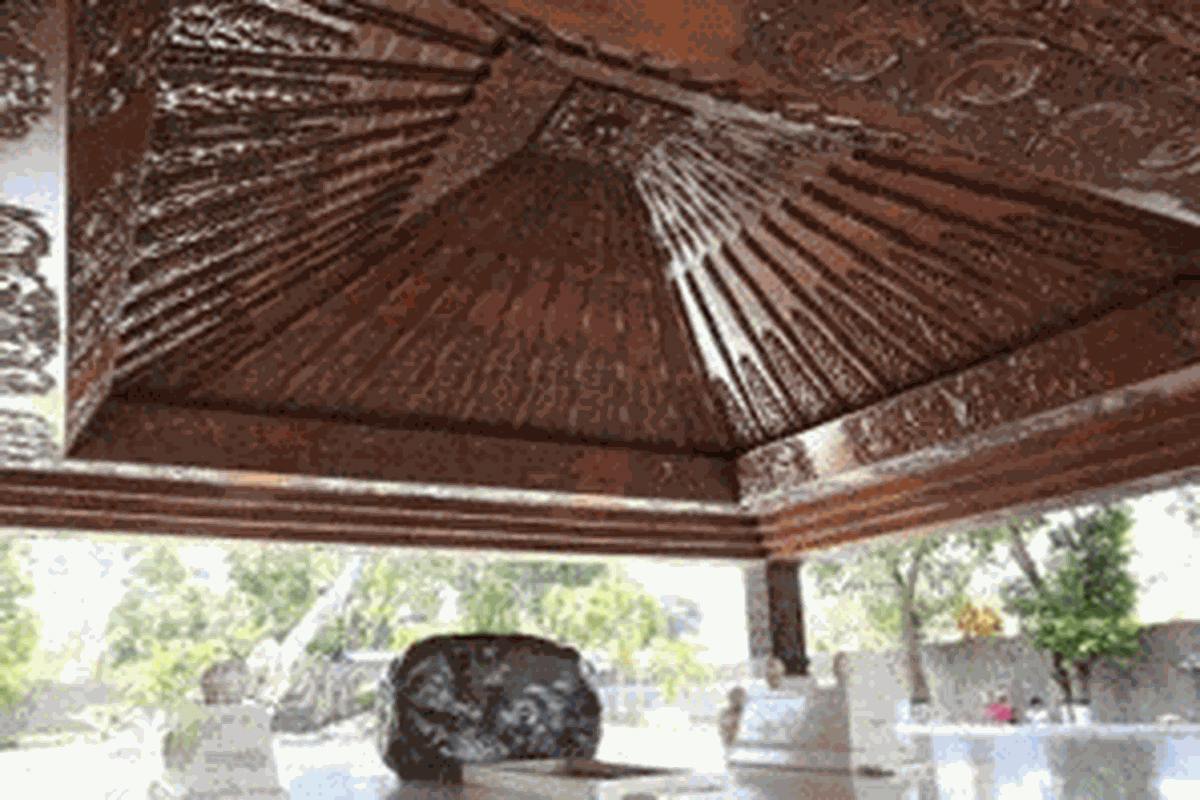 Makam Proklamator RI, Soekarno diapit makam orangtuanya Raden Soekemi Sosrodihardjo dan Ida Ayu Nyoman Rai di Kota Blitar, Jawa Timur, Selasa (28/4). Saat ini di dalam kompleks juga dibangun museum dan perpustakaan. Bung Karno tetap menjadi magnit bagi Kota Blitar yang mampu menyedot sekitar 1.000 orang dalam satu bulan yang bekunjung ke makam untuk berwisata religius dan sejarah. 