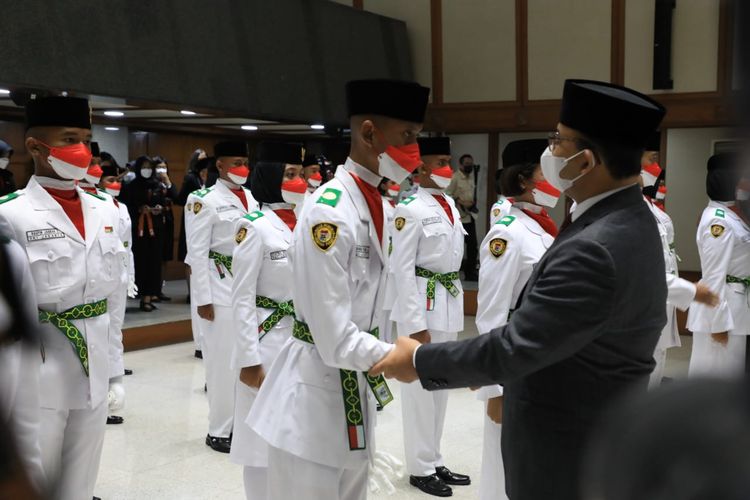 Gubernur Anies Baswedan Kukuhkan Anggota Paskibraka untuk HUT ke-77 RI di Balai Kota DKI Jakarta, Senin (15/8/2022)