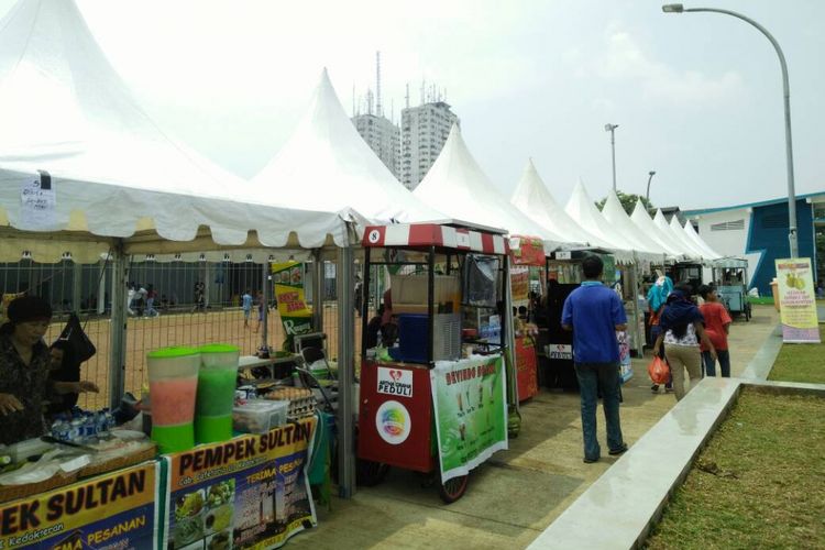 Bazaar di Taman Kalijodo yang menjual berbagai makanan, minuman dan pakaian. Bazaar ini tak selalu ada setiap hari, hanya hari-hari tertentu misalnya akhir pekan dan libur panjang.