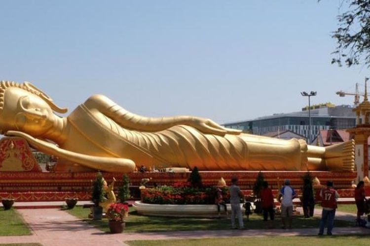 Patung Budha tidur di komplek Pha That Luang, Vientiane, Laos. 
