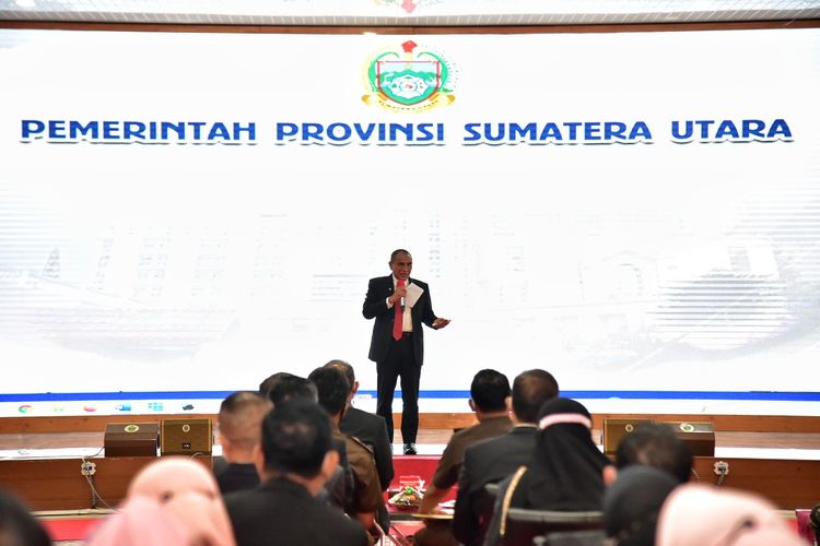 Gubernur Sumatera Utara Edy Rahmayadi curhat di hadapan pengurus Asosiasi Perguruan Tinggi Swasta Indonesia (APTISI) soal susahnya mengajak orang lain untuk membangun Sumut.
