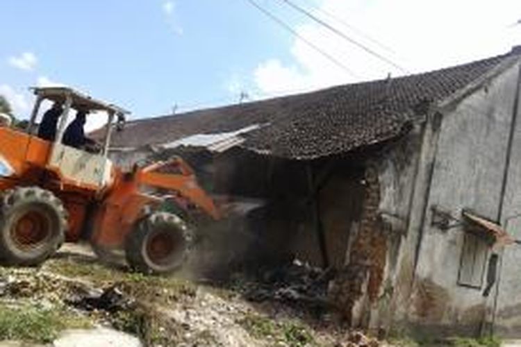 Eksekusi lahan di Lingkungan Karang Bungkulan, Kelurahan Sapta Marga, Kecamatan Cakranegara, Kota Mataram dilakukan oleh juru sita Pengadilan Negeri (PN) Mataram. 