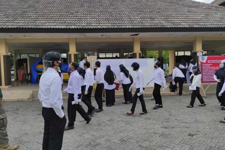 Para peserta seleksi CASN dan P3K mengikuti seleksi kompetensi dasar di Asrama Gedung Haji Kota Madiun, Selasa (14/9/2021).