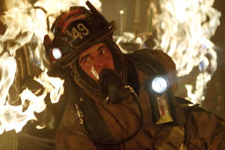 Joaquin Phoenix di film Ladder 49 (2004)