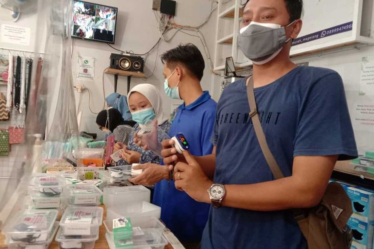 Johanes Aditya Sanjaya (38) dan Theresia Sulistiowati (36), warga Mertoyudan, Kabupaten Magelang, Jawa Tengah, meminjamkan puluhan oximeter bagi warga yang sedang menjalani isolasi mandiri (isoman), Selasa (27/7/2021).