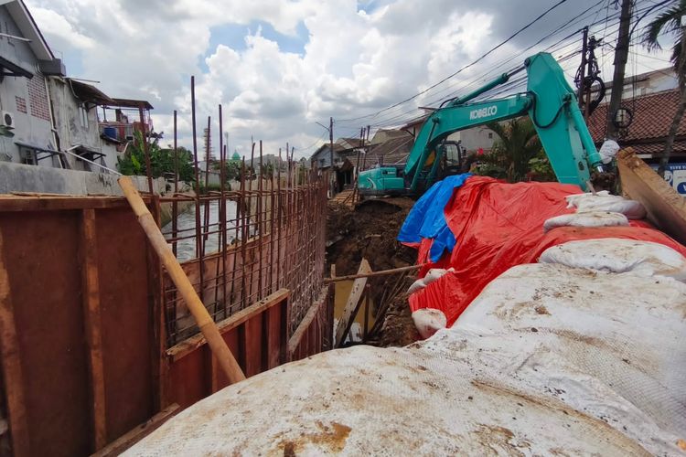 Kondisi tanggul kali di pondok Kacang Prima, Pondok Aren, Tangerang Selatan yang jebol dan masih dalam perbaikan pada akhir pekan lalu.