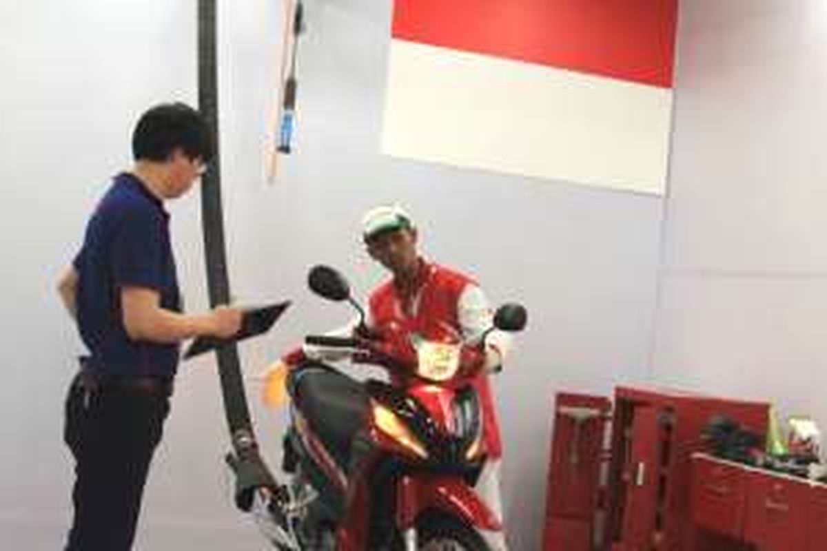 Mekanik AHASS, Fadzar Supriadi mengikuti salah satu sesi uji kompetensi teknik Honda Asia & Oceania Motorcycle Technician Skill Contest 2016 di Training Center Honda Vietnam (15/2).