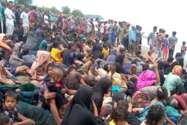 Seratusan imigran Rohingya saat terdampar di wilayah perairan Kabupaten Pidie, Aceh, Selasa (14/11/2023).