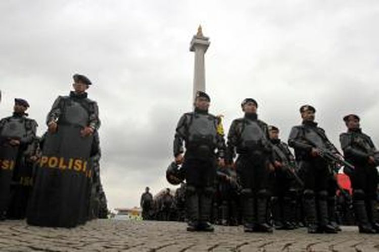 Ribuan anggota Polri saat apel gelar pasukan Operasi Kepolisian Terpusat Mantap Brata 2014 di lapangan Monas, Jakarta Pusat, Kamis (30/1/2014). Sebanyak 3.000 pasukan mengikuti apel siaga pengamanan Pemilu 2014 yang juga dihadiri Kapolri Jenderal Sutarman, Gubernur DKI Jakarta Joko Widodo, Kapolda Metro Jaya Irjen Pol Putut Eko Bayuseno, dan Ketua KPU Husni Kamil Malik. TRIBUNNEWS/HERUDIN