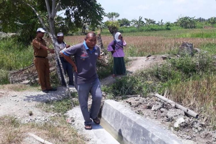 Tim pendamping desa meninjau realisasi proyek pembangunan menggunakan dana desa di Desa Meureubo Jurong, Kecamatan Lapang, Kabupaten Aceh Utara, Aceh, Rabu (12/9/2018)