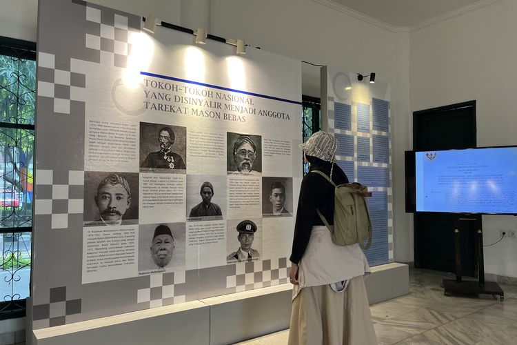 Pameran Jejak Memori “Hikayat Tarekat Mason Bebas di Indonesia”, di Museum Taman Prasasti Jakarta, Rabu (1/11/2023).