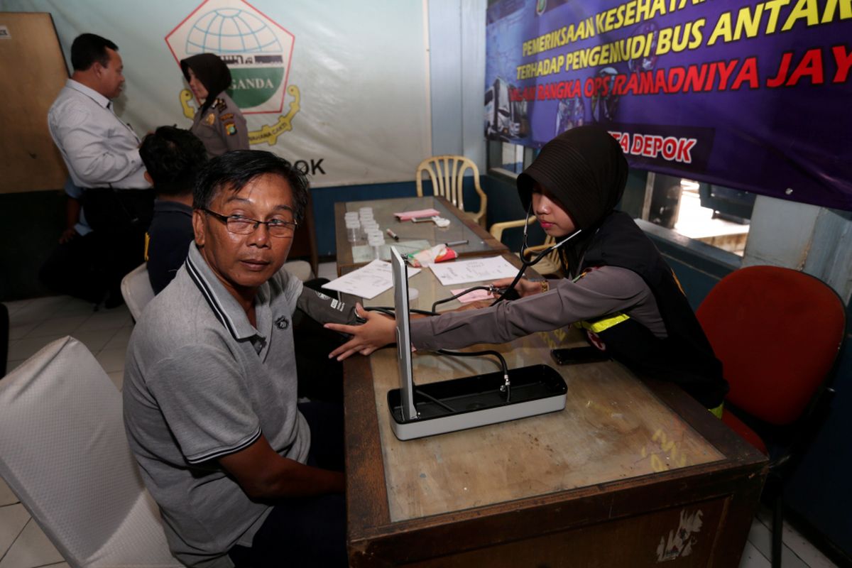 Petugas melakukan pemeriksaan kesehatan dan tes urine pada pengemudi bus antar kota di Terminal Depok, Jawa Barat, Rabu (14/6/2017). Pemeriksaan ini dalam rangka operasi Ramadniya Jaya 2017 untuk memastikan kondisi pengemudi dalam keadaan sehat dan bebas narkoba. KOMPAS IMAGES/KRISTIANTO PURNOMO