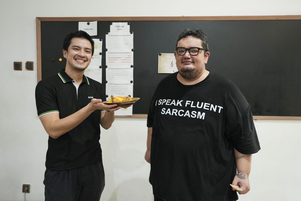 Morgan Oey dan Paul Agusta dalam acara syukuran jelang syuting Pernikahan Arwah.