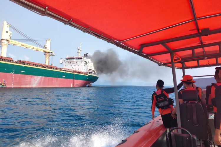 Kapal kargo Samudera Sakti III yang terbakar di perairan Tarahan, Teluk Lampung pada Minggu (24/9/2023).