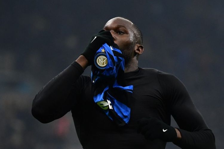 Penyerang Inter Milan, Romelu Lukaku, merayakan golnya dalam pertandingan Serie A antara Inter Milan vs AC Milan di Stadion San Siro, Minggu (9/2/2020).