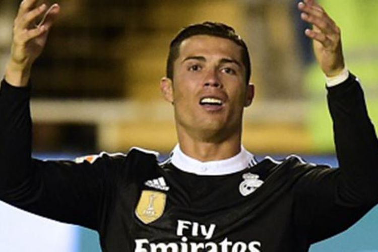 Cristiano Ronaldo dengan kostum tandang Real Madrid musim 2014-15. 
